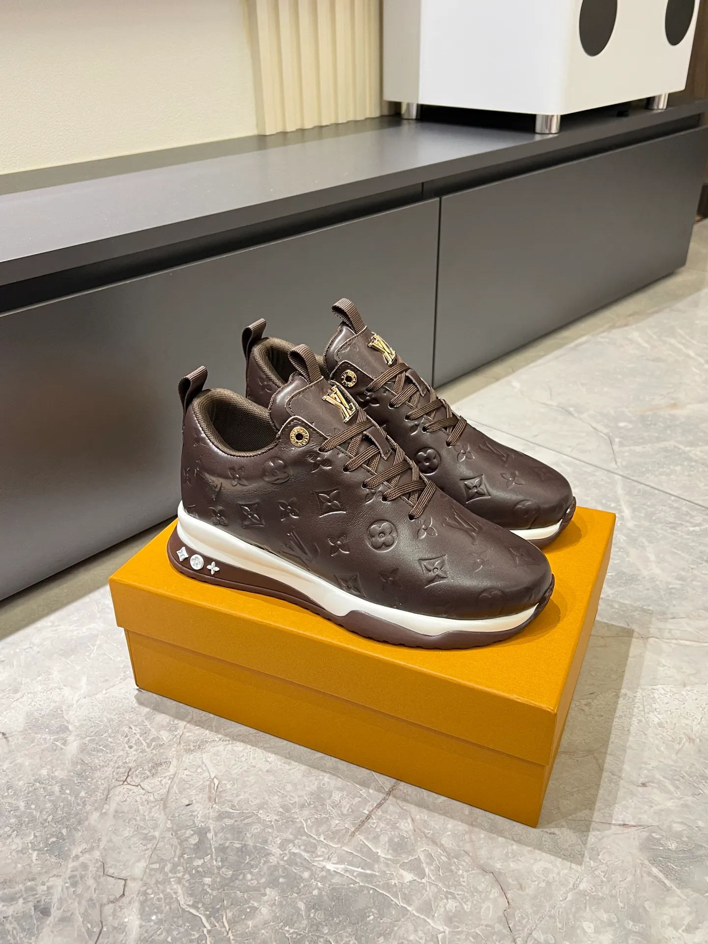 p520 "LOUI* VUITTO*" popular men's casual shoes, genuine development in Italy💯purchasing level quality✔️The upper is made of first-layer cowhide, comfortable and soft sheepskin feet⚡️Fashionable and versatile, the toe last shape is firm and full, and the soles are made from original LV molds and can be freely entered and exited the counter. Light and comfortable on the feet~Purely handmade, details determine quality! Size:39-44!